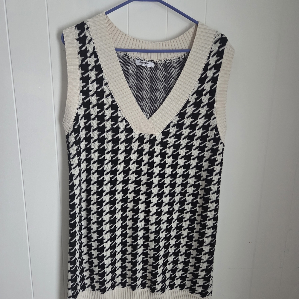Houndstooth Knit V-Neck Sweater Dress in Black and Cream